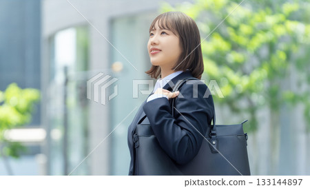 年輕女性求職者/新進員工 133144897