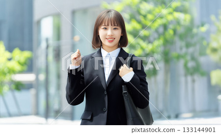 年輕女性求職者/新進員工 133144901