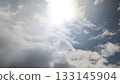 透過雲層縫隙看到的太陽 133145904