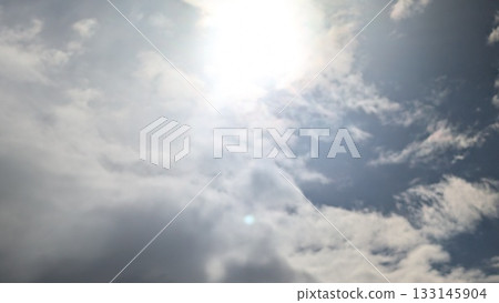 透過雲層縫隙看到的太陽 透過雲層縫隙看到的太陽 133145904