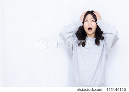 驚訝的女子摀著頭 133146130