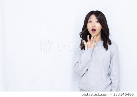 驚訝又驚訝的女人 133146496
