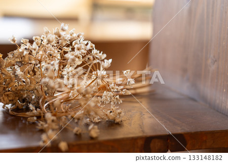 木架上擺放著淡黃色的乾燥花。 133148182