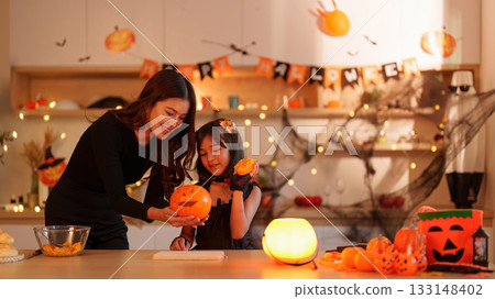 Family Pumpkin Carving: A Heartwarming Halloween Tradition 133148402