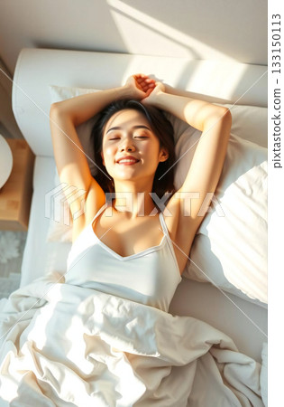 [Beautiful skin and clarity] A beautiful woman in her 30s lying on the bed 133150113
