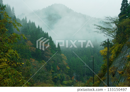 秋葉漸深,山巒霧氣繚繞。 秋葉漸深,山巒霧氣繚繞。 133150497