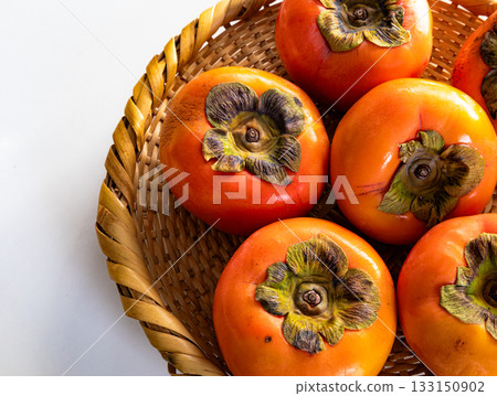 籃子裡鮮紅的柿子，白色背景 133150902