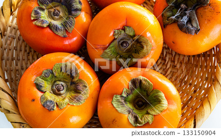 籃子裡鮮紅的柿子,白色背景 籃子裡鮮紅的柿子,白色背景 133150904