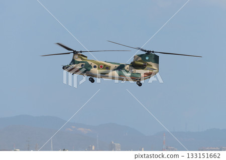 一架日本航空自衛隊的CH-47直升機低空飛越一座城市。 133151662