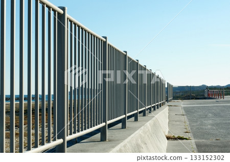 海岸防波堤上安裝的扶手 133152302