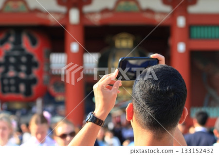 Asakusa photography, photographing the giant lantern, foreign tourists sightseeing in Asakusa 133152432
