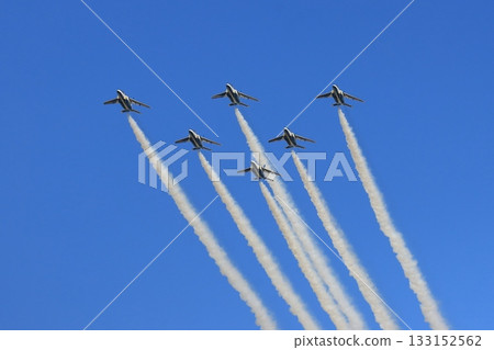 藍色衝擊力展覽航班 藍色衝擊力在晴朗的日子裡拖著濃煙 133152562