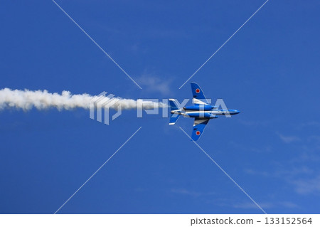 Blue Impulse exhibition flight: Blue Impulse trailing smoke in clear skies 133152564