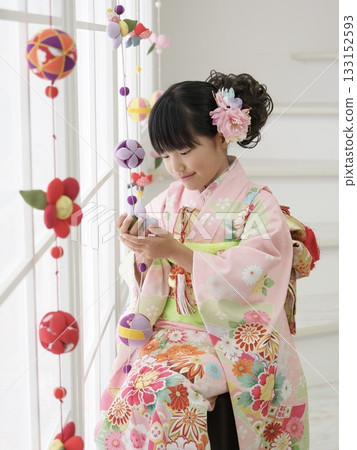 A girl praying for Shichigosan 133152593