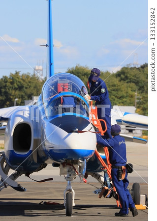 一名機械師正在擦拭「藍色衝擊」教練機。正面視角。 T4教練機。日本航空自衛隊。 133152842