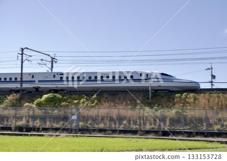 秋日里，東海道新幹線列車穿過稻田，稻穀已收割完畢，景色迷人。 133153728