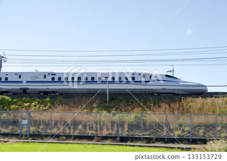 秋日里，東海道新幹線列車穿過稻田，稻穀已收割完畢，景色迷人。 133153729