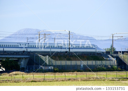 秋日里,東海道新幹線列車穿過稻田,稻穀已收割完畢,景色迷人。 秋日里,東海道新幹線列車穿過稻田,稻穀已收割完畢,景色迷人。 133153731