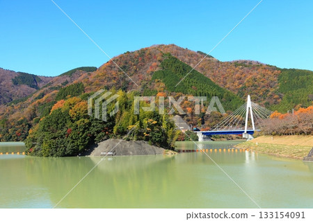 橫跨丹澤湖的榮西橋及其背後色彩繽紛的山脈 橫跨丹澤湖的榮西橋及其背後色彩繽紛的山脈 133154091