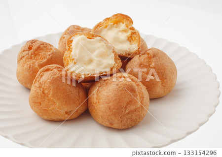 Petit cream puff 133154296