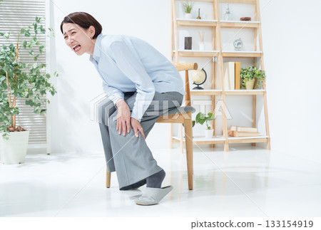Woman with leg cramps 133154919