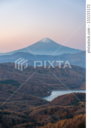 Mount Fuji at dawn from Mount Daibosatsu in autumn Mount Fuji at dawn from Mount Daibosatsu in autumn 133155172