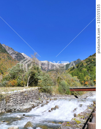 北阿爾卑斯山的秋葉和白雪皚皚的山峰 133155535