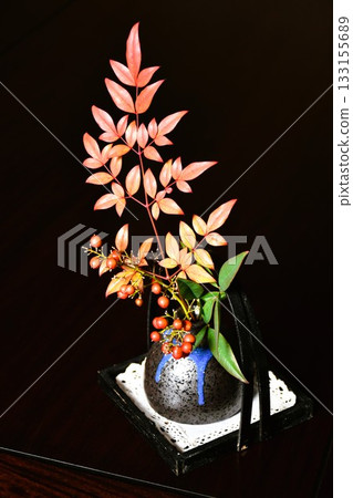 一小束南天竹花，點綴著紅色漿果。 133155689