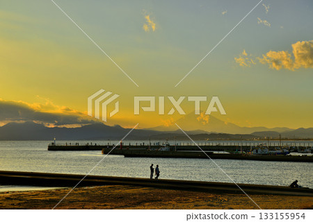從江之島弁天橋眺望富士山日落。 從江之島弁天橋眺望富士山日落。 133155954