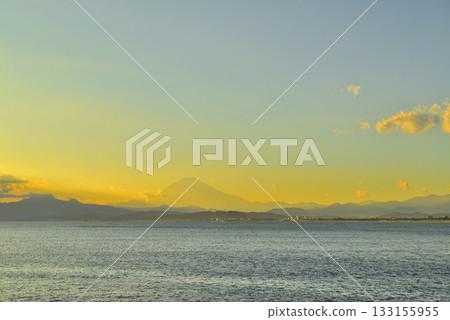 從江之島弁天橋眺望富士山日落。 133155955