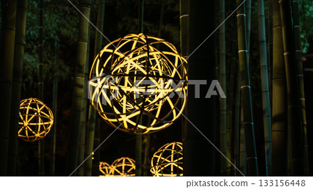 竹林中漂浮的竹燈籠藝術品的精美特寫 / 一件閃閃發光的日本物件 133156448