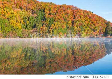 Lake Nakatsuna (autumn) 133157692