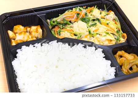 美味的中式炒豬肉、蔬菜和雞蛋便當 133157733