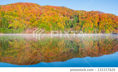 Lake Nakatsuna (autumn) 133157820