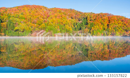 Lake Nakatsuna (autumn) 133157822