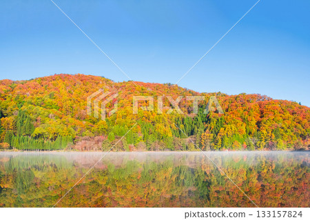 Lake Nakatsuna (autumn) 133157824