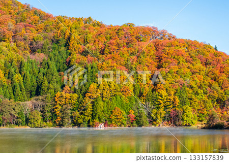 Lake Nakatsuna (autumn) 133157839