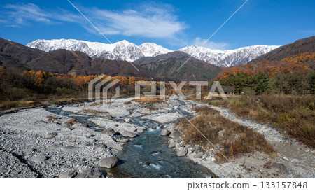 秋末時分,白馬村,長野縣北部阿爾卑斯山脈白雪皚皚 秋末時分,白馬村,長野縣北部阿爾卑斯山脈白雪皚皚 133157848