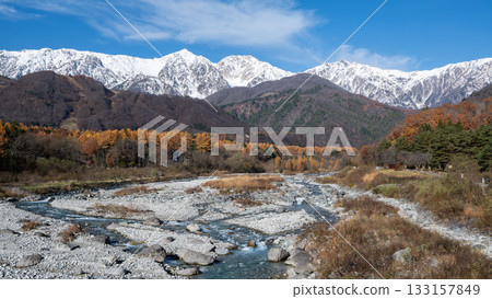 秋末時分,白馬村,長野縣北部阿爾卑斯山脈白雪皚皚 秋末時分,白馬村,長野縣北部阿爾卑斯山脈白雪皚皚 133157849