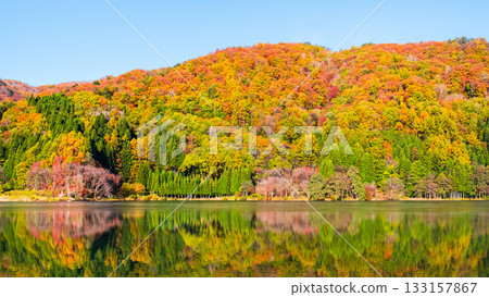 Lake Nakatsuna (autumn) 133157867