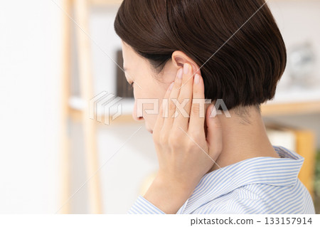 一個能抓住她耳朵的女人 133157914