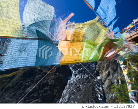 塔喬在風中飄動，梅里雪山與明勇冰川 ~ 梅里雪山，迪慶縣，雲南省，中國 133157927