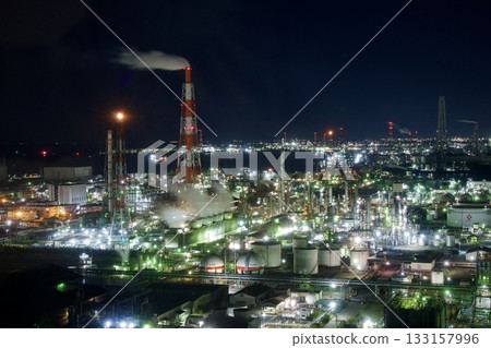 四日市港夜景(從港口大樓展望台拍攝,工廠夜景,可見閃亮的火炬煙囪) 四日市港夜景(從港口大樓展望台拍攝,工廠夜景,可見閃亮的火炬煙囪) 133157996
