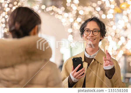 Men and women meeting up Men and women meeting up 133158108