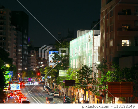 Evening view of Hiroo and Gaien Nishi Street from Tengenjibashi intersection. Cityscape (October 2025) 133158149