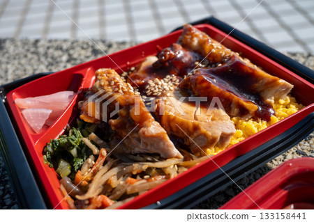 Delicious bento and side dishes from Japanese supermarkets 133158441