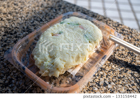 Delicious bento and side dishes from Japanese supermarkets 133158442