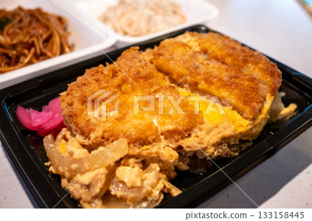 Delicious bento and side dishes from Japanese supermarkets Delicious bento and side dishes from Japanese supermarkets 133158445