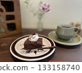 美味的巧克力蛋糕和咖啡 133158740