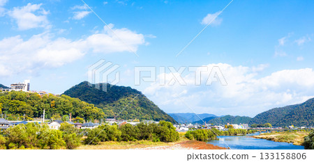 A view of the city of Tatsuno in Hyogo Prefecture and the Ibo River under a clear blue sky 133158806